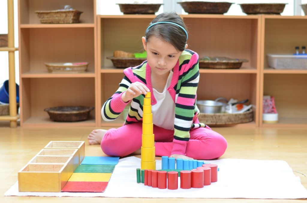 la-pédagogie-Montessori-renforce-l'autonomie-de-votre-enfant