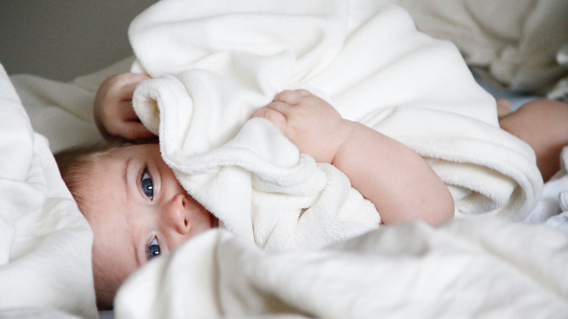 à-quel-âge-bébé-peut-dormir-avec-une-couverture